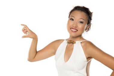 Küçük parmakları olan gülümseyen Asyalı kadın, beyaz arka planda stüdyo çekimi.