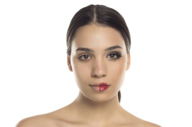 Aynı kadının makyajdan önceki ve sonraki karşılaştırmalı fotoğrafı, beyaz arka planda güzellik konsepti.