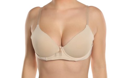 Beyaz arka planda bej renkli sutyen giymiş bir kadının stüdyo fotoğrafı.