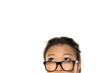 Gözlüklü bir kadının üst yarısı, beyaz arka planda stüdyo çekimi, boş fotokopi alanı ile kavramsal