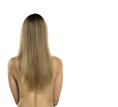 Uzun düz saçlı, beyaz arka planda arkadan çekilmiş sarışın bir kadının stüdyo fotoğrafı.