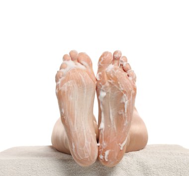 Beyaz arka planda ayak bakımı için köpük kremiyle kaplanmış kadın tabanları stüdyo fotoğrafları.