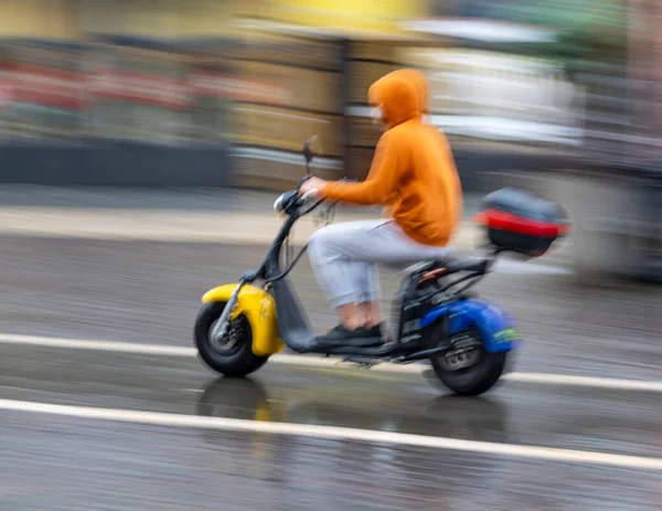 Motociclista Movimiento Paseando Por Calle Desenfoque Intencional Del Movimiento Imagen — Foto de Stock