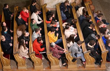 Uzhhorod, Ukrayna - 27 Ekim 2022: Uzhhorod, Ukrayna 'daki Roma Katolik Katedrali' nde akşam ayini. Üst görünüm