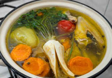 Kemik üzerinde et ve sebzeli tavuk suyu çorbası, en iyi manzara. Bouillon