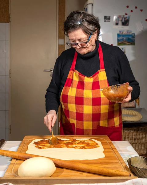 Frau Bereitet Süßen Semmelkuchen Mit Marmelade Frau Bereitet Hausgemachten Süßen — Stockfoto