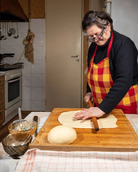 Daha Fazla Pişirmek Için Tahtanın Üzerinde Hamuru Yuvarlayan Kadın — Stok fotoğraf