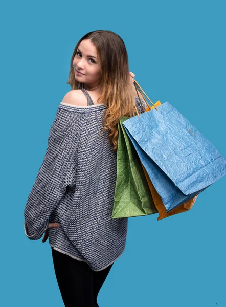 Söt Flicka Med Shoppingväskor Poserar Blå Bakgrund — Stockfoto