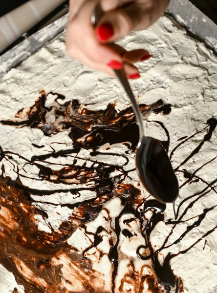 Ρίχνεις Σοκολατένια Γκανάς Στην Τούρτα Στο Σπίτι Γυναικεία Χέρια — Φωτογραφία Αρχείου