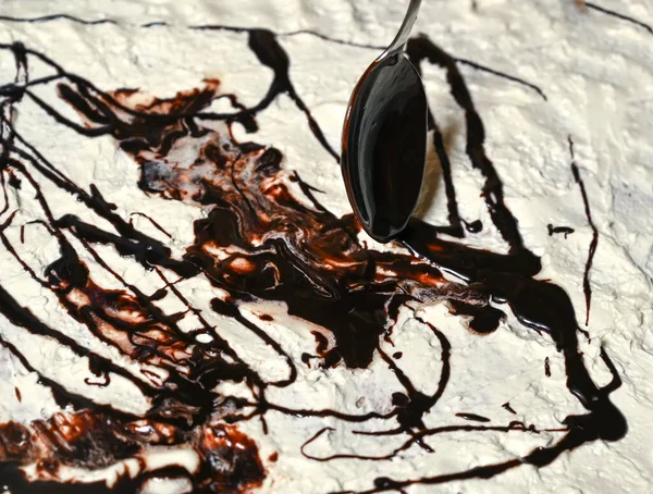 Despejando Ganache Chocolate Bolo Casa — Fotografia de Stock