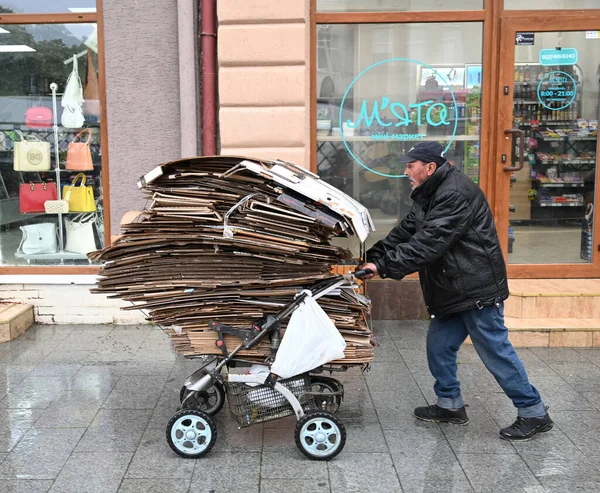 Uzhhorod Ukraine May 2023 Poor Man Pulling Cart Cardboard Uzhhorod — Stock Photo, Image