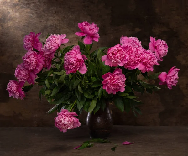 漂亮的粉红色牡丹花束在木制背景的花瓶里 — 图库照片