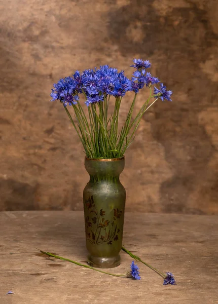 Lindas Flores Milho Azuis Vaso Fundo Madeira — Fotografia de Stock