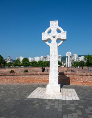 ALBA IULIA, ROMANIA - 26 Mayıs 2023: Romanya 'nın Alba Iulia kentindeki Alba Carolina Kalesi' nin girişindeki haç heykeli