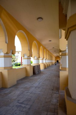 ALBA IULIA, ROMANIA - 26 Mayıs 2023: Romanya 'nın Alba Iulia kentindeki Taç Giyme Töreni Ortodoks Katedrali' nin galerisine manzara