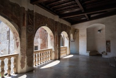 Hunedoara, Romanya - 26 Mayıs 2023: Corvin Castle iç bahçesi. Hunyadi Kalesi Romanya 'nın yedi harikasından biri. Büyük, ortaçağ Gotik Rönesans Binası