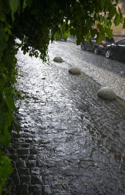 Uzhhorod, Ukrayna - 10 Haziran 2023: Şehirde şiddetli yağmur. Uzhhorod, Ukrayna 'da sağanak yağış