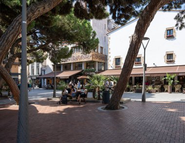 Lloret de Mar, İspanya - 23 Ağustos 2023: Costa Brava üzerinde Akdeniz kenti. Sokak kafesi ve birçok dükkânı olan eski resim meydanı.