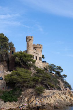 Lloret de Mar, İspanya - 23 Ağustos 2023: Castel d 'en Platja - Lloret de Mar' daki güzel kale ve şehir plajı