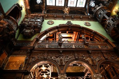 Sinaia, Romanya - 27 Mayıs 2023: Romanya 'nın Sinaia kentindeki Peles şatosundaki Hall of Honor' un zengin iç mekanı