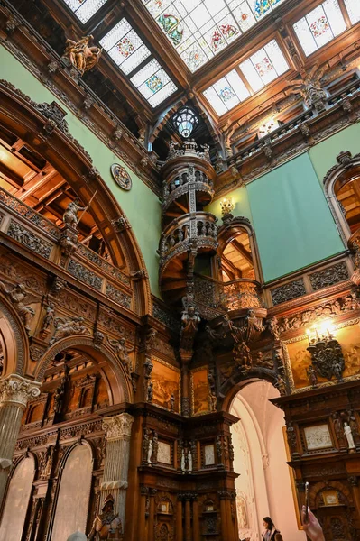 Sinaia, Romanya - 27 Mayıs 2023: Romanya 'nın Sinaia kentindeki Peles şatosundaki Hall of Honor' un zengin iç mekanı