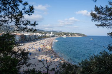 Lloret de Mar - 25 Ağustos 2023: Güzel bir yaz günü Lloret de Mar 'daki sahil manzarası, Costa Brava, Katalonya, İspanya