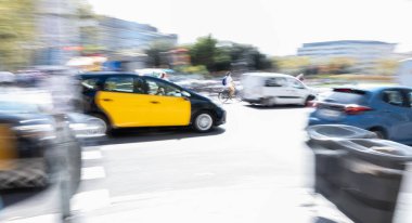 Şehirdeki yoğun saat trafiğinin görüntüsü bulanık
