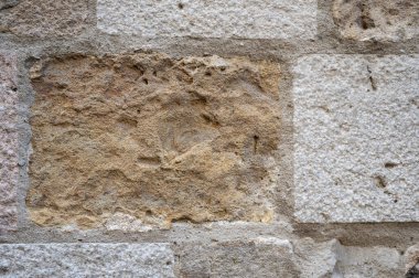 Eski taş bir duvar parçası. Sert desenli yüzey. Eski evin duvarı