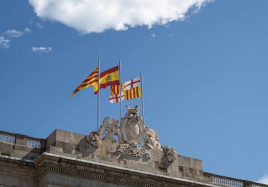  Barselona, İspanya - 28 Ağustos 2023: İspanya 'nın Barselona kentindeki belediye meclisi. Konseyin merkezi St. James Meydanı 'dır (resmi adı Plaza de Sant Jaume).)