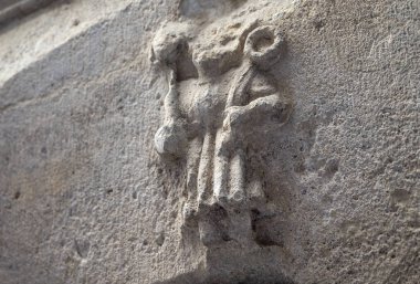 İspanya 'nın Barselona şehrindeki dış duvarda taş heykel.