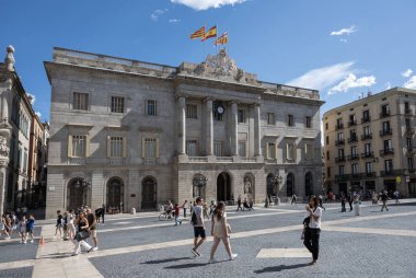  Barselona, İspanya - 28 Ağustos 2023: İspanya 'nın Barselona kentindeki belediye meclisi. Konseyin merkezi St. James Meydanı 'dır (resmi adı Plaza de Sant Jaume).)
