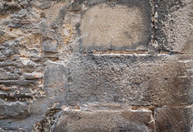 Eski taş bir duvar parçası. Sert desenli yüzey. Eski evin duvarı