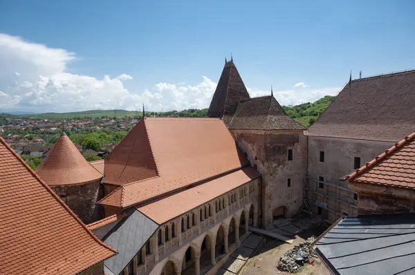 Hunedoara, Romanya - 26 Mayıs 2023: Corvin Castle iç bahçesi. Hunyadi Kalesi Romanya 'nın yedi harikasından biri. Büyük, ortaçağ Gotik Rönesans Binası