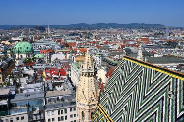 Viyana, Avusturya - 24 Ağustos 2024: Viyana şehir merkezinin Viyana 'daki St. Stephen Katedrali' nin tepesinden manzarası
