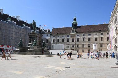 Viyana, Avusturya - 24 Ağustos 2024 - Viyana şehir merkezinin yaz günü mimarisi