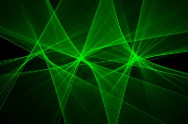 Siyah arkaplanda ışıkla çizilmiş soyut yeşil çizgiler. Lazer hatları