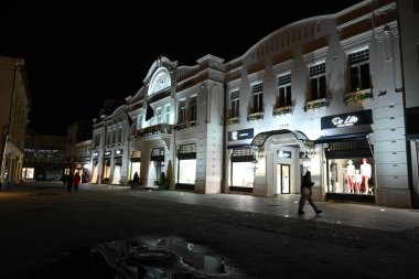 Uzhhorod, Ukrayna - 10 Aralık 2024: Aydınlanmış alışveriş merkezi Korona 'nın Gece Görüşü