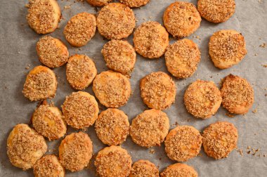 Çıtır fındık soslu lezzetli kurabiyeler parşömen kağıdının üzerinde güzelce düzenlenir, sıcak bir mutfakta soğutulur. Altın rengi ve dokusu bir tat davet ediyor.