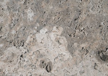 Travertin doğal taş yüzeyine yakından bakınca benzersiz desenler ve dokular görünüyor.