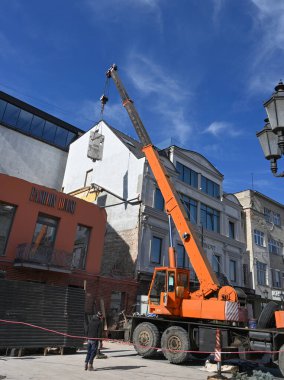Uzhhorod, Ukrayna - 07 Mart 2025: İnşaat vinci, Uzhhorod 'daki Petefi Meydanı' ndaki otel inşaatında kaydedilen ilerlemeyi gösteren beton kirişi kentsel alanda kaldırdı
