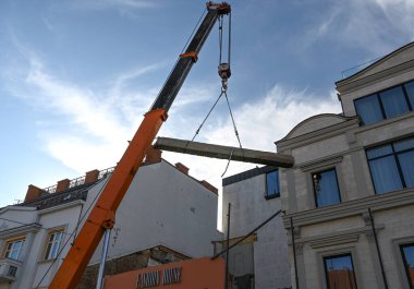 Uzhhorod, Ukrayna - 07 Mart 2025: İnşaat vinci, Uzhhorod 'daki Petefi Meydanı' ndaki otel inşaatında kaydedilen ilerlemeyi gösteren beton kirişi kentsel alanda kaldırdı