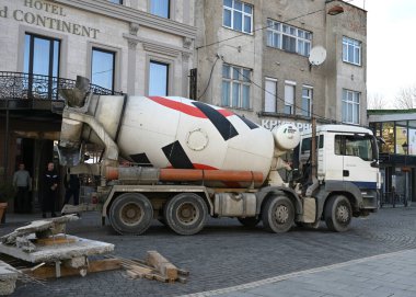 Uzhhorod, Ukrayna - 07 Mart 2025: Uzhhorod 'da yeniden inşa çalışmaları sırasında Petefi meydanına park edilmiş beton karıştırıcı kamyon