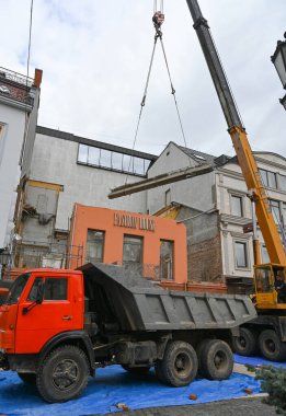 Uzhhorod, Ukrayna - 14 Mart 2025: Uzhhorod 'da bir otelin yeniden inşası sırasında bir inşaat alanında ağır ekipman taşıyan büyük vinç