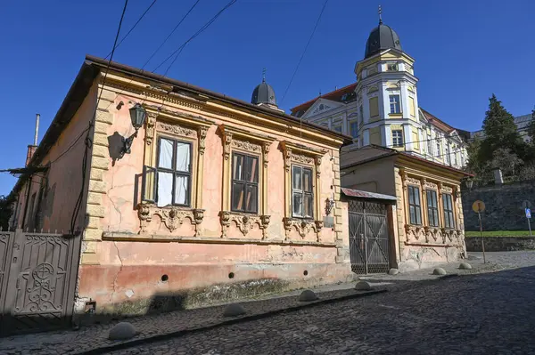 Uzhhorod, Ukrayna - 19 Mart 2025: Büyüleyici eski yapılar açık mavi gökyüzüne karşı mimari ayrıntılar sergiliyor. Uzhhorod 'daki Dukhnovycha Sokağı.
