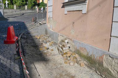 Tadilat çalışmaları, eski vakıf ve yakındaki kaldırım taşı sokağını yaz öğleden sonra kentsel alanda ortaya çıkarıyor.