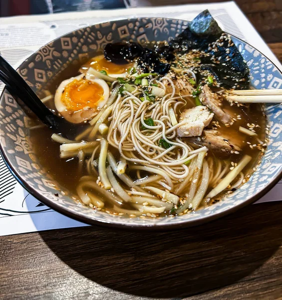 Asya mutfağı - erişteli ramen, yumurta, nori