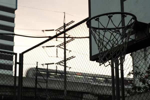 Arka Planda Alacakaranlık Gökyüzünde Hareketli Eski Basketbol Çemberinin Yüksek Açılı — Stok fotoğraf