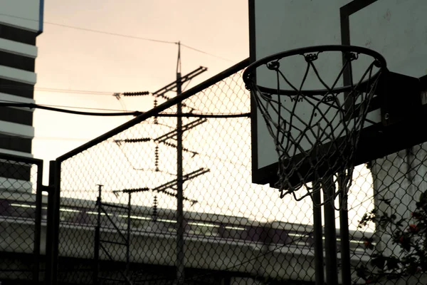 Høj Vinkel Visning Gamle Basketball Hoop Med Bevægelse Sløret Tog - Stock-foto