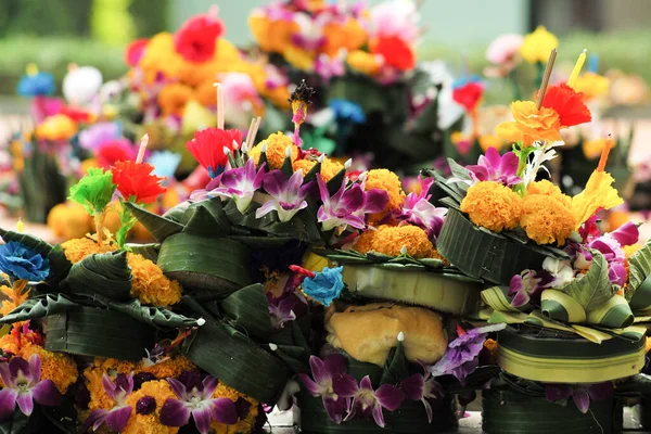 Detailní Hromada Odpadu Festivalu Loy Krathong Thajsku Barevné Květiny Zdobené — Stock fotografie