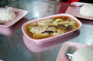 Paslanmaz masada servis edilen Çin yemeğinin kapağı. 